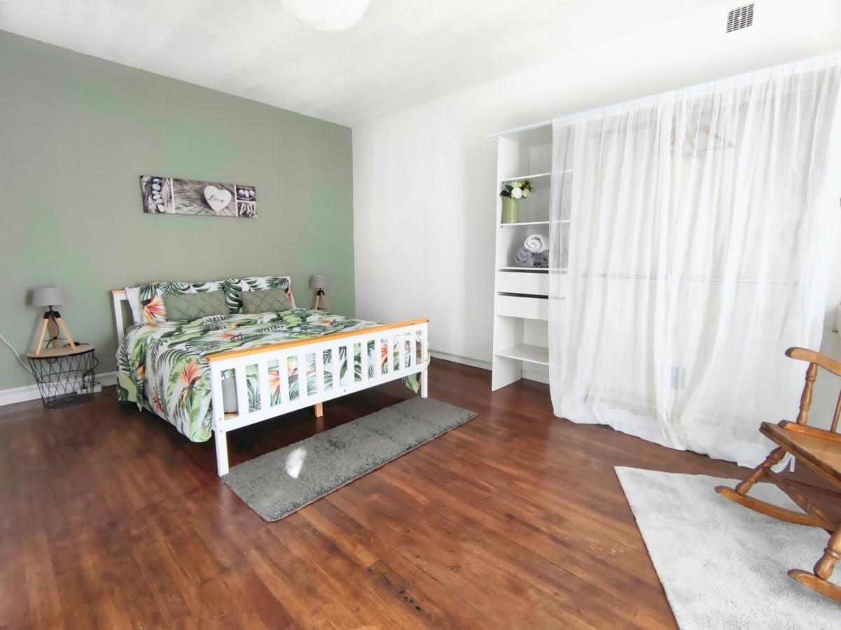 Number 22 - Le Dorat - Apartment One With Garden & Free Parking Exteriör bild