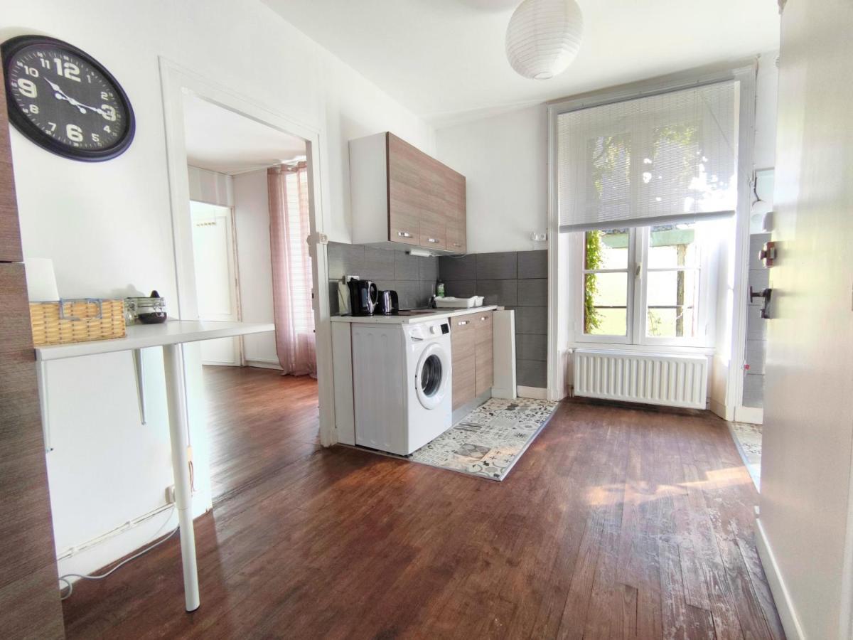 Number 22 - Le Dorat - Apartment One With Garden & Free Parking Exteriör bild